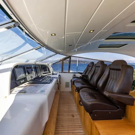 Yacht Mangusta