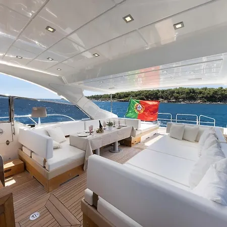 Yacht Mangusta * Cannes