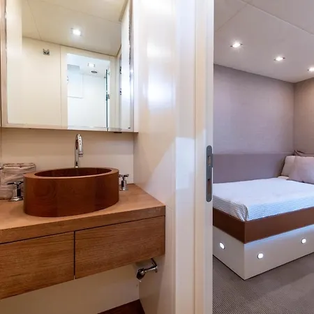 Yacht Mangusta Ботель