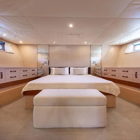 Yacht Mangusta Båthotell Cannes
