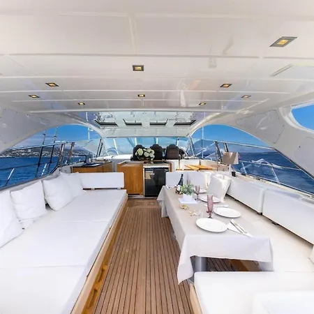 Yacht Mangusta Bådhotel