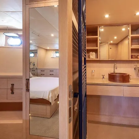 Yacht Mangusta