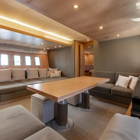 Yacht Mangusta Båthotell
