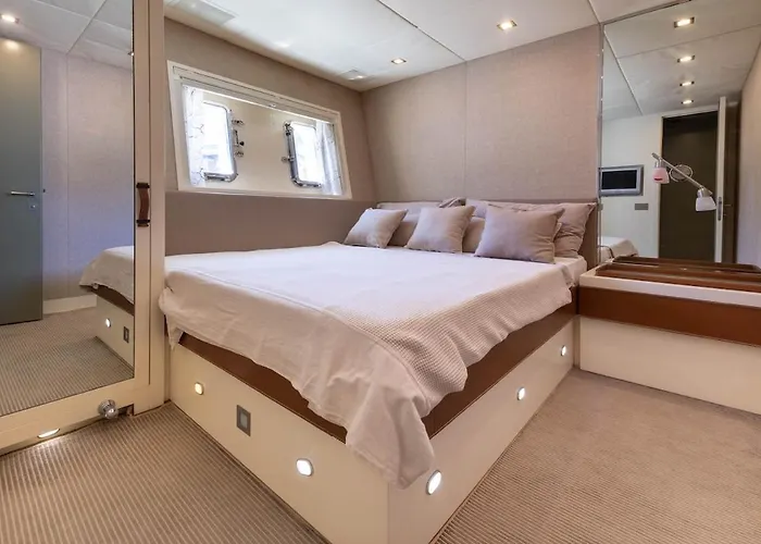 Yacht Mangusta Úszó hotel Cannes