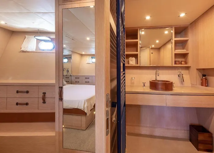 Yacht Mangusta