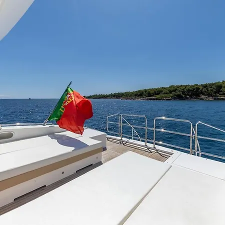 Yacht Mangusta קאן