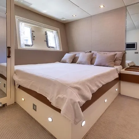 Yacht Mangusta ספינת מלון קאן