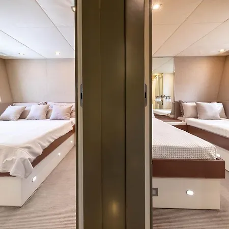 Yacht Mangusta Úszó hotel Cannes