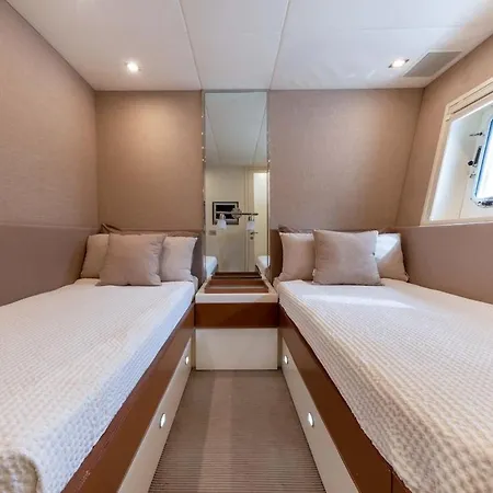 Úszó hotel Yacht Mangusta Cannes