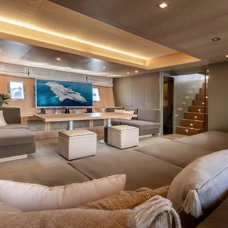Yacht Mangusta Botel Cannes