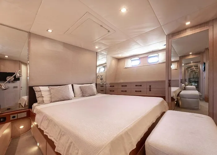 Úszó hotel Yacht Mangusta Cannes