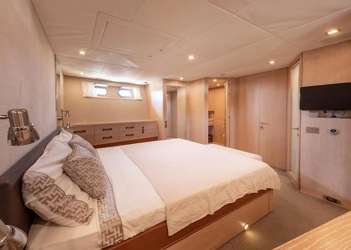 Yacht Mangusta ספינת מלון *