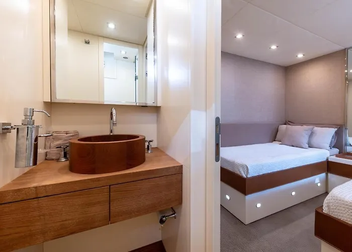 Yacht Mangusta Úszó hotel