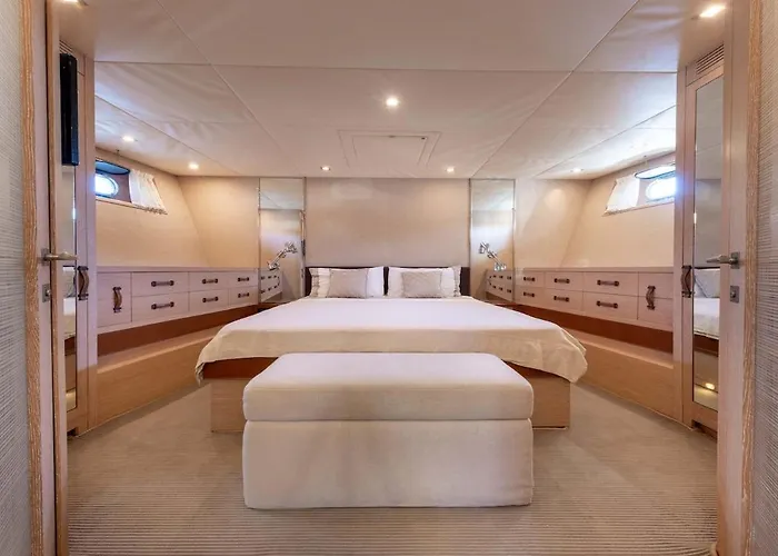 Yacht Mangusta Úszó hotel Cannes