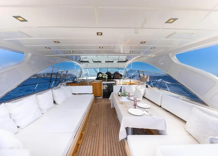 Yacht Mangusta ספינת מלון