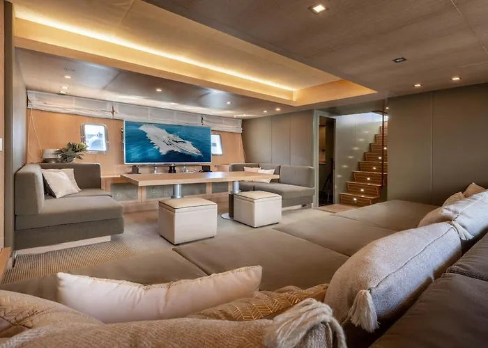 Yacht Mangusta ספינת מלון קאן