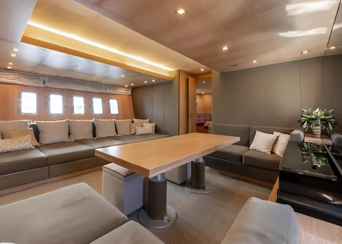 Yacht Mangusta Úszó hotel