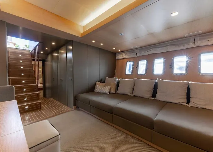 Yacht Mangusta * Cannes